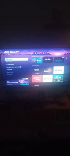 VENDO TV AOC ROKU 43 POLEGADAS NOVA EM PERFEITO ESTADO DE USO E CONSERVAÇÃO COM MANUAL/NF