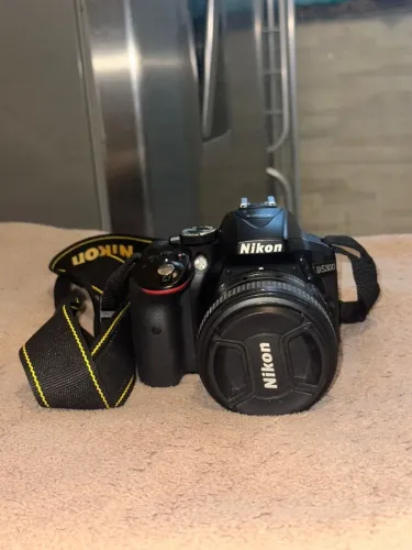 Nikon D5300 + Lente 50mm 1.8G + Carregador de bateria