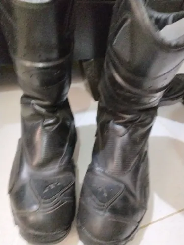 Botas em perfeito estado de uso