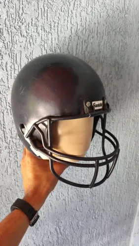 Capacete baisbol luva e bola