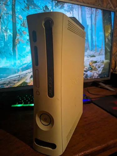 VENDO XBOX 360 DESBLOQUEADO RGH, 2 CONTROLES ORIGINAIS 