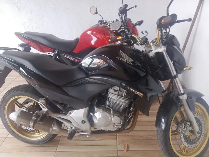 Moto cb 300 com alguns detalhes no tanque, documentação ok só transferir