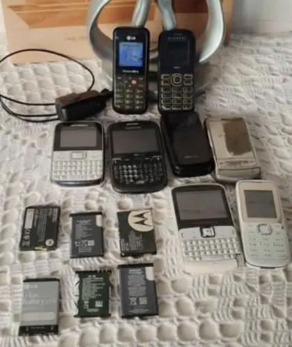 Lote de Celulares Antigos + Carregador (Para Peças/Restauração)