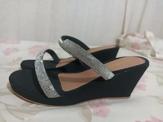 Salto estilo tamanco preto com tiras brilhantes