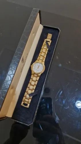 Relógio Mondaine dourado com fundo branco. Muito novo. Estilo e apresentação.  