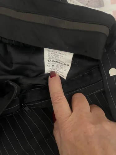 Conjunto de calça e blazer masculino incluso cinto e sapato.