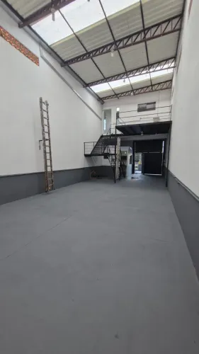 Galpão com escritório com 144 m2 para locação na rua Francisco Derosso, no bairro Alto Boq