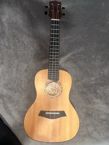 Ukulele Tagima Novo
