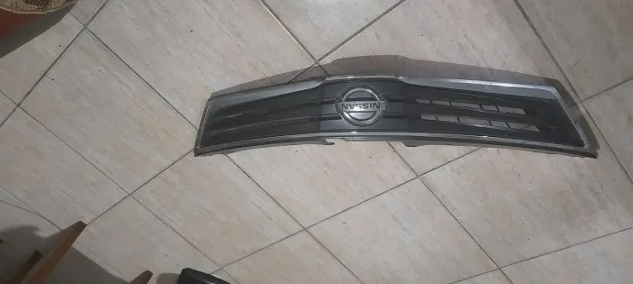 Grade frontal Nissan Tiida