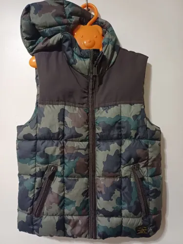 Colete Zara Boys camuflado, com bolsos frontais. 