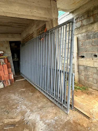 Portão automático. Acompanha motor funcionando