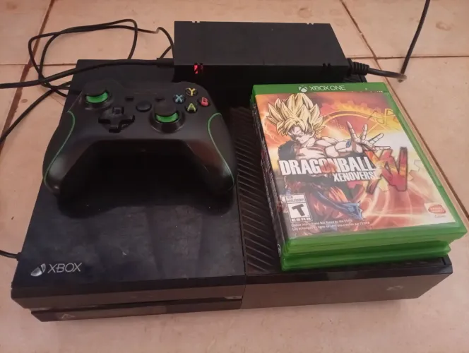 Xbox one e com 4 jogos em disco.