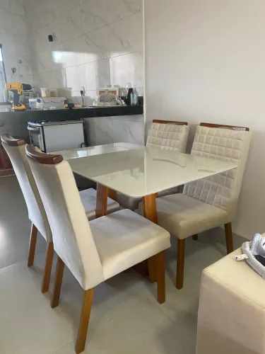 Mesa de jantar com 04 cadeiras
