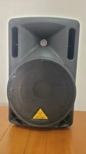Caixa de som EUROLIVE B210 D da Behringer.