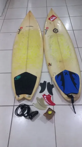 Duas pranchas de Surf Profissionais com os acessórios juntos.