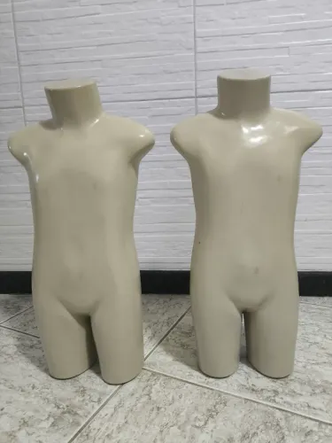 Manequim infantil sem cabeça 