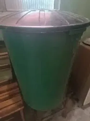 VENDO 4 BALDES COM TAMPA (100litros), SEMI NOVOS.