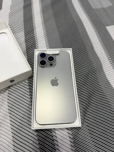 Vendo IPhone 15 Pro Max 256GB titanium muito novo.