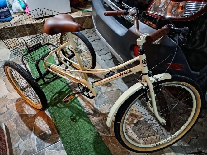 Bicicleta triciclo semi nova 