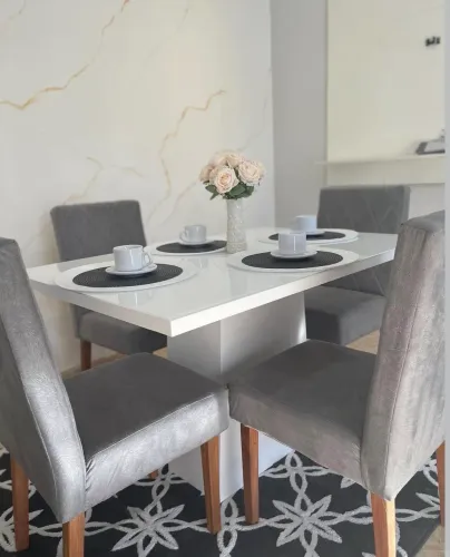 MESA + 4 CADEIRAS