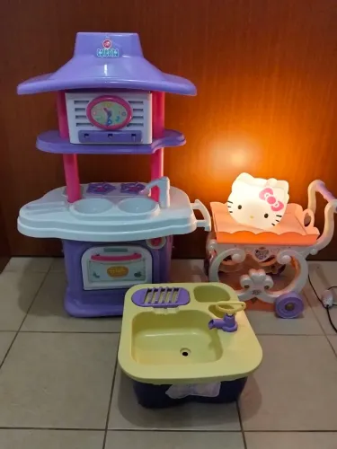Oportunidade, lote de brinquedo e luminária infantil.