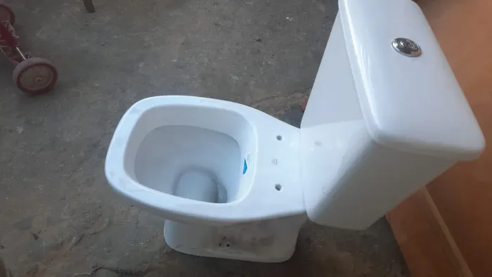 Vaso com caixa aclopado semi novo branco entrego 