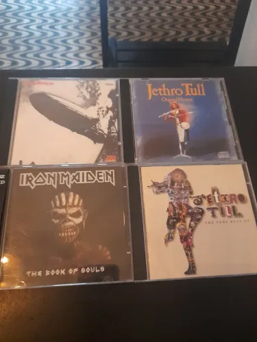 Cds Jethro Tull (2), Led I(1) e Iron Maiden duplo.