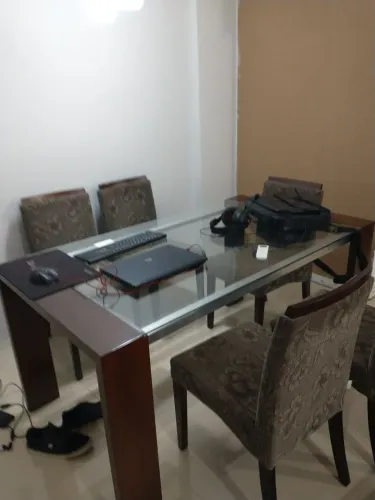 Mesa de jantar em madeira com tampo de vidro e 6 cadeiras