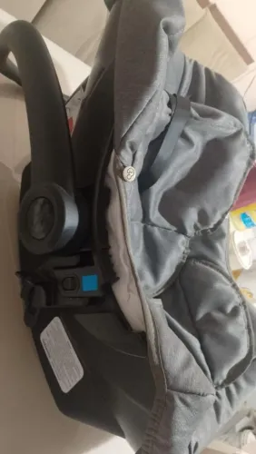 VENDO UM BEBÊ CONFORTO EM BOM ESTADO DE CONSERVAÇÃO POUCO USADO
