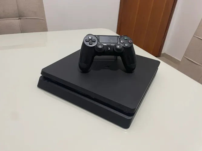 PS4 Slim em ótimo estado.