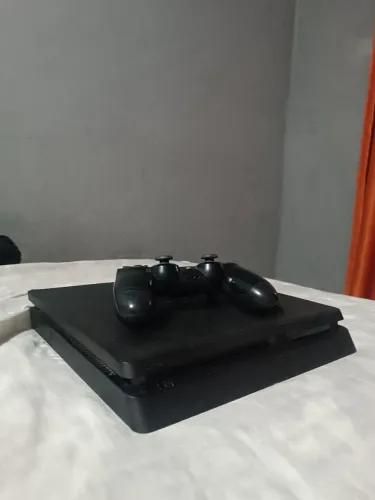 Ps4 slim usado, com um controle ( jogos digitais god of