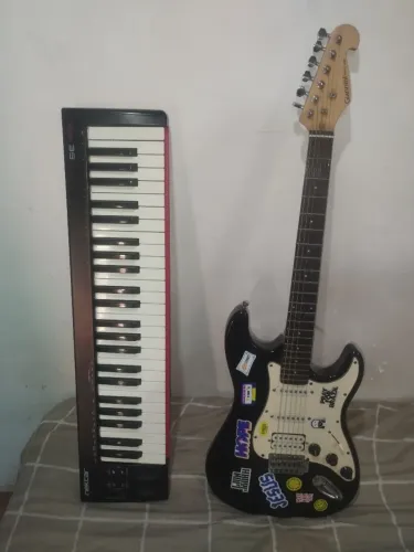TROCO OU VENDO GUITARRA STRATO E CONTROLADOR MIDI