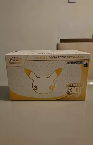 Coleção Treinador Avançado - ETB - celebração 30 anos Pokémon