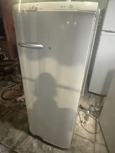 Geladeira eletrolux gelo seco 240 L