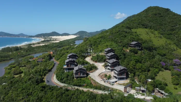 Casas de alto padrão à venda em Garopaba/SC no Condomínio Águas do Siriú com vista mar