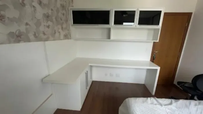 Escrivaninha em L planejada + aéreo de vidro + armário, MDF branco