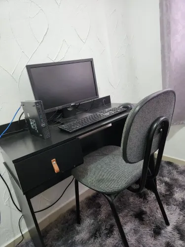Mesa de escritório com cadeira