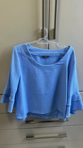 Blusa azul ombro a ombro com detalhe na manga