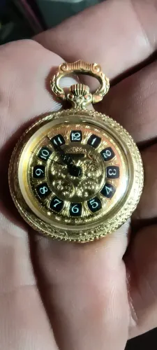 Relógio de bolso dourado a corda funcionando 