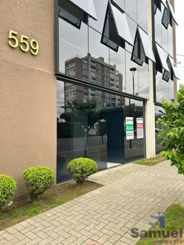 Sala comercial de 184m² no centro de São José dos Pinhais.
