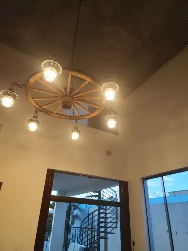 Lustre roda de carroça grande para pé direito duplo