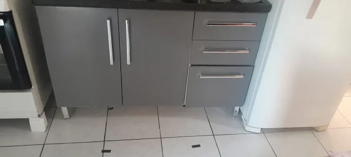 Vende-se esse balcão conservado, divisória por dentro, marca Bartira.