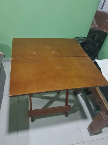 Vendo mesa de madeira com 4 cadeiras