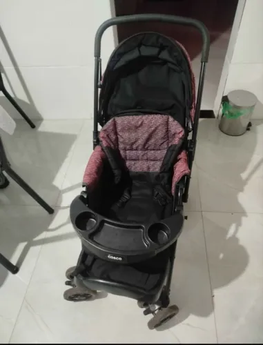 Carrinho de bebê e cadeirinha de alimentação