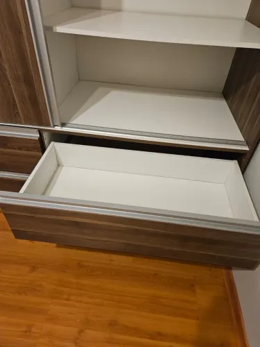 Guarda roupa com espelho
