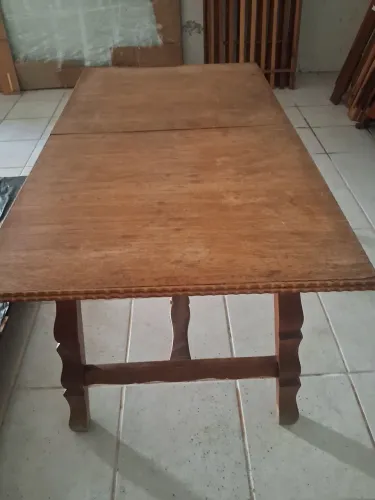 Mesa de madeira antiga trabalhada extensiva, comporta seis lugares