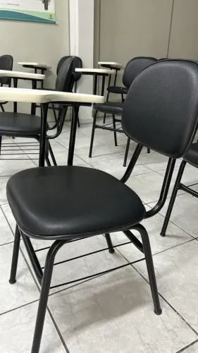 Cadeira de sala de aula com braço