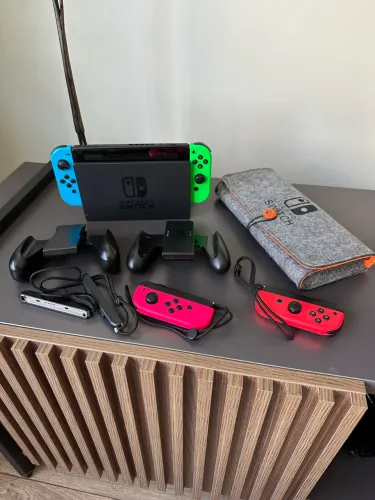 Nintendo switch v1 + jogos + joycon extra + case + cartão sd