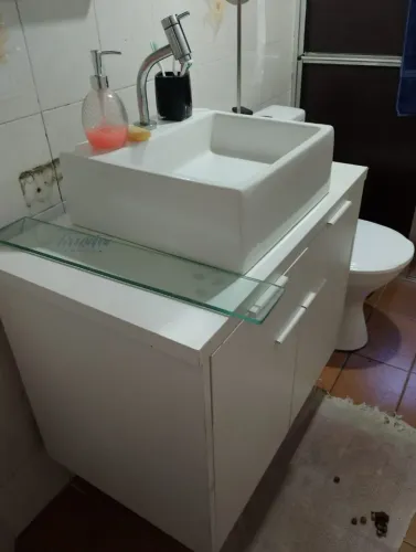 Gabinete com pia de banheiro