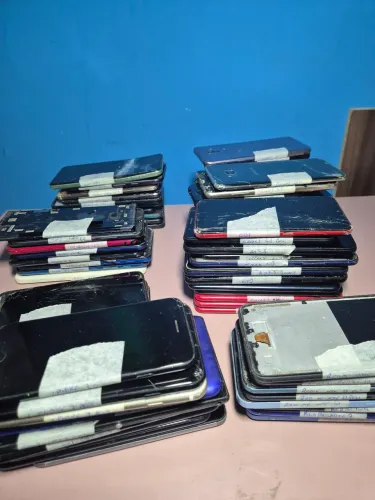 Lote com 76 aparelhos celulares para aproveitar peças ou conserto (em condições razoáveis